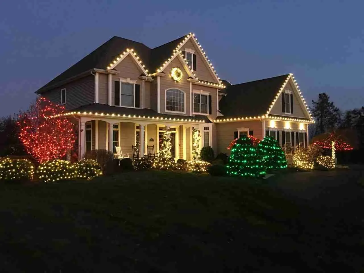 Hiring a Christmas Lighting Contractor for holiday lighting
