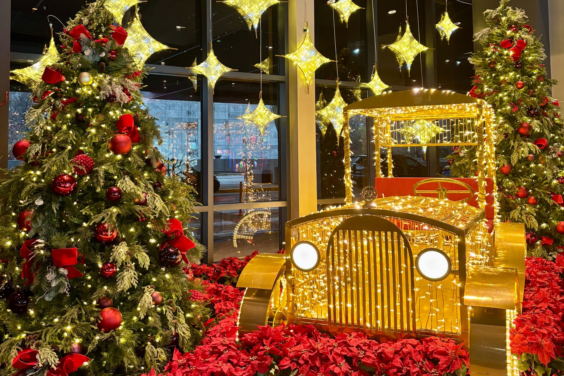 Custom holiday decor ideas for retail storefronts