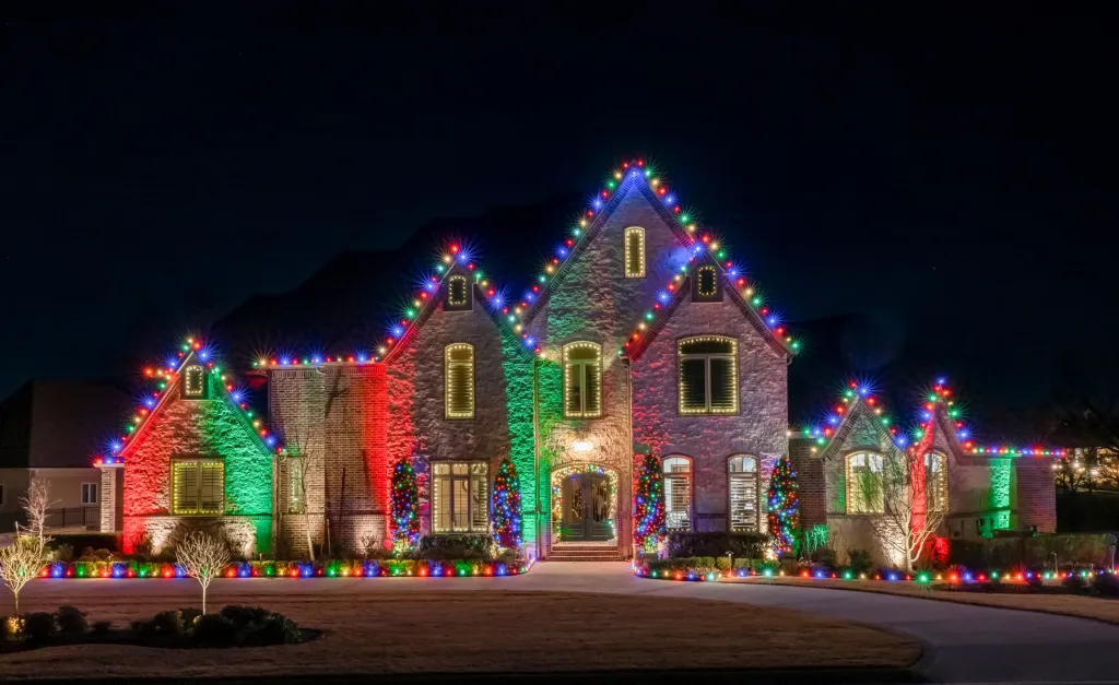 The same manor in multicolour holiday lighting